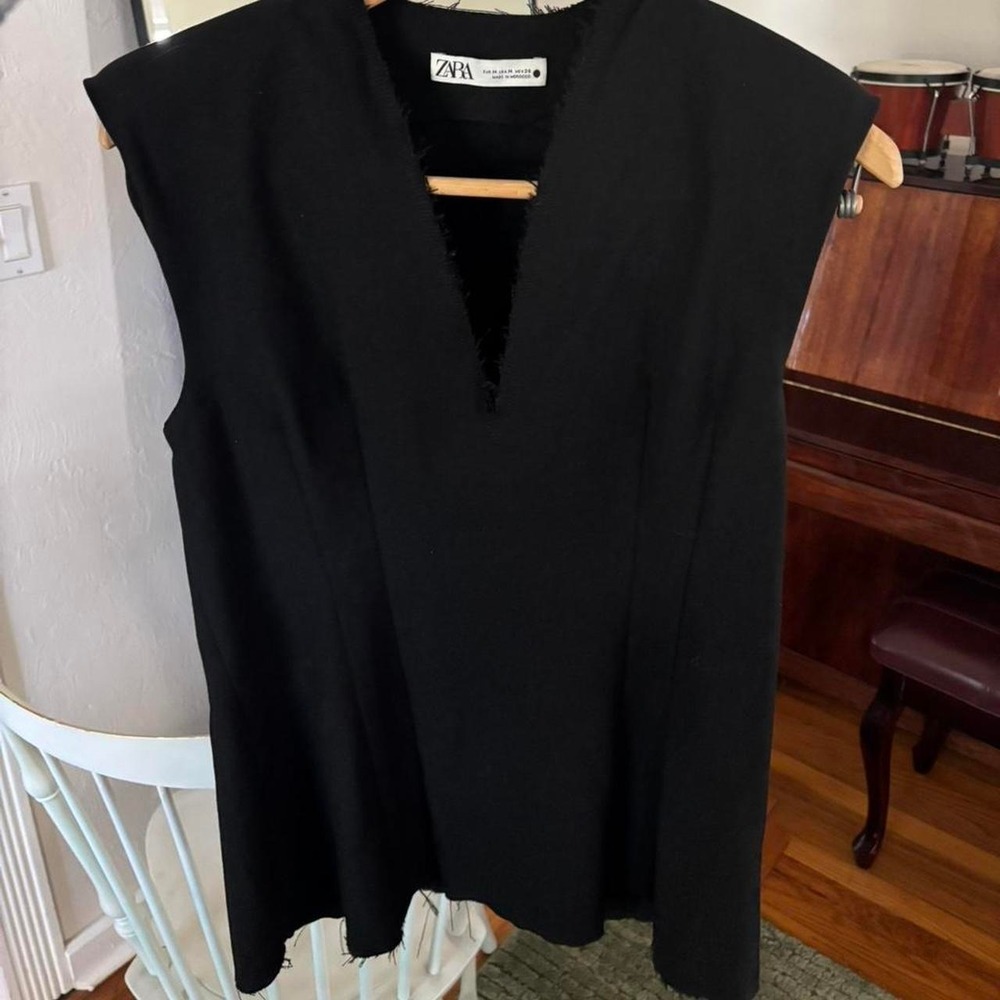 Black Zara V neck sleeveless top